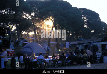 Il pellegrinaggio a El Rocio che conduce attraverso il parco nazionale di Coto Donana e pellegrini di mangiare alla fine della giornata Foto Stock