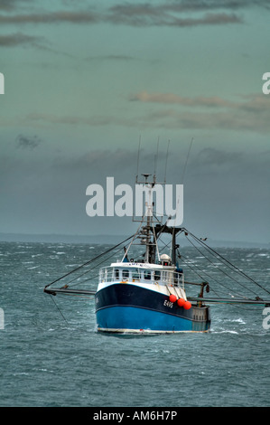 Barca da pesca in mare increspato Foto Stock