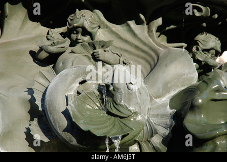 Close up di dettaglio decorativo sulla statua di Eros, Piccadilly Circus a Londra, Inghilterra Foto Stock