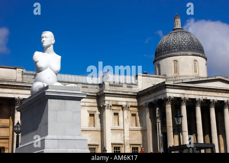 Alison riunitore incinta una scultura di Marc Quinn a Trafalgar Square London REGNO UNITO Foto Stock