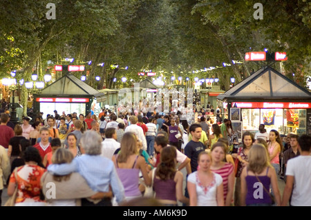 Persone che passeggiano la sera lungo La Rambla strada pedonale Barcellona Spagna Foto Stock