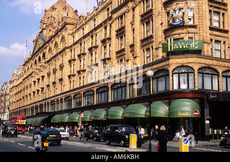 Harrods a Knightsbridge London Department Store in Inghilterra UK shop shopping shoppers memorizza bus rosso nero con taxi Foto Stock