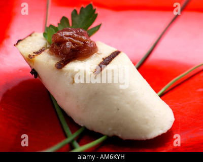 Pollo boudin tartine su uno sfondo rosso cibo editoriale Foto Stock