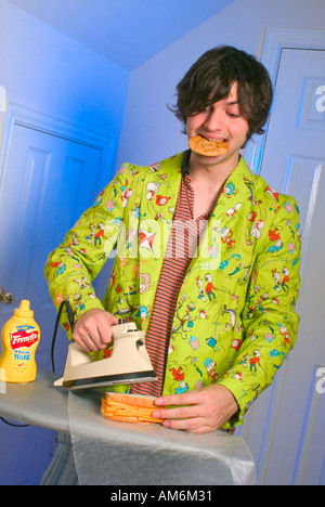 Nerd chomping su una cottura utilizzando il ferro caldo per fare grigliate di panino al formaggio, Foto Stock