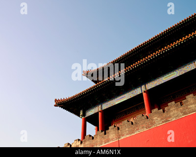 Una vista del tetto e il livello superiore del cancello della Divina potrebbe essere parte della parete intorno alla Città Proibita di Pechino, Cina. Foto Stock