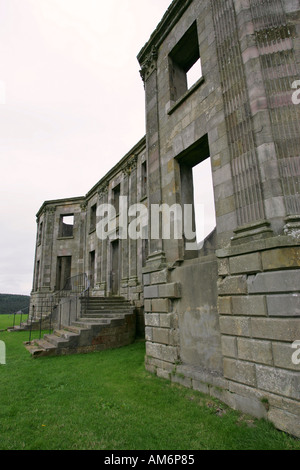 Primo piano della parete anteriore le rovine della casa in discesa un diciottesimo secolo popolare Irlanda del Nord attrazione turistica NI UK GB Foto Stock