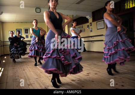 Sevilla giovani donne di preparazione per gli esami finali di flamenco dancing presso la scuola di Matilde Corral Foto Stock