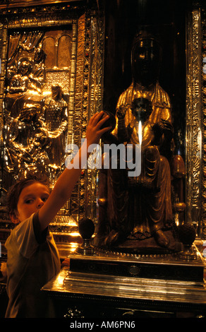 Montserrat pellegrino tocca La Moreneta il santo patrono di Catuna Foto Stock