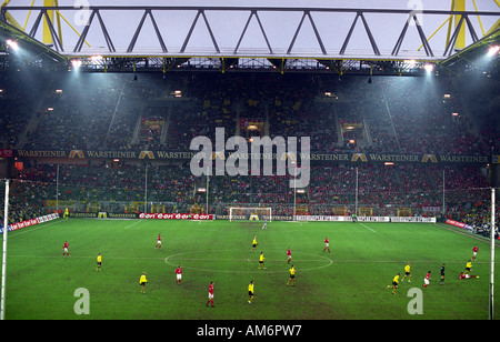 Club calcistico tedesco Borussia Dortmund giocando a loro Signal Iduna Park di massa (Westfalenstadion) Foto Stock