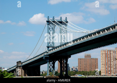 Il ponte di Manhattan dal ponte di Brooklyn Park Foto Stock