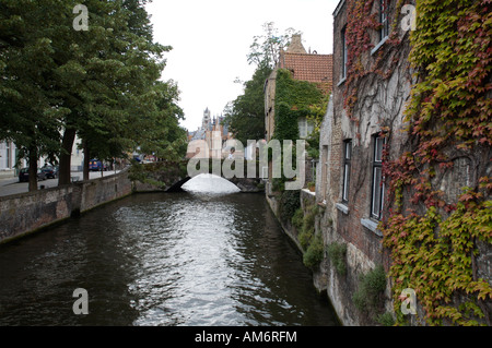 Guardando verso il basso il canale in Bruges Belgio Martedì 17 Luglio 2007 Foto Stock