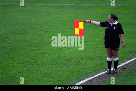 Arbitro femmina è assistente di segnali off-lato a un dilettante partita di calcio in Harwich, Essex, Regno Unito. Foto Stock