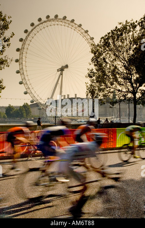 Corsa ciclistica a Londra passa di fronte al Millennium Wheel Il London Eye Foto Stock