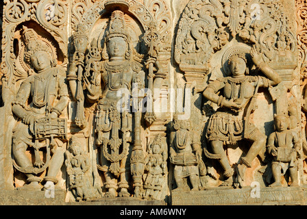 India, Karnataka, Halebid, Hoysaleswara temple (Hoysala stile), pareti ricoperte con alto rilievo le sculture di divinità Indù Foto Stock