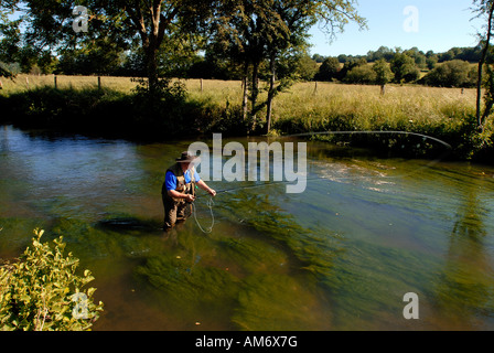 Francia, Calvados, Pays d' Auge, Graule cristiana, la pesca a mosca sul fiume Touques Foto Stock