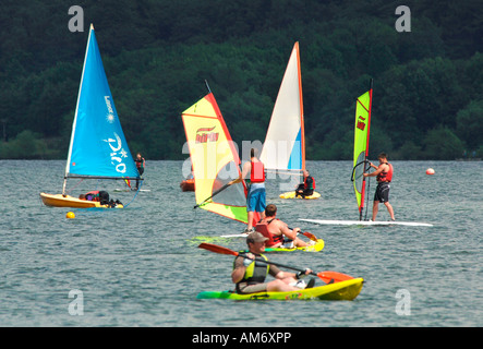 Windsurf, Canottaggio Kayak & Vela sul Carsington Serbatoio acqua dolce,nel Derbyshire, Inghilterra. Foto Stock