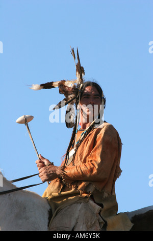 Un Native American Indian uomo siting bareback su un cavallo prairie del Dakota del Sud Foto Stock