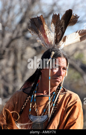 Un Native American Indian uomo siting bareback su un cavallo prairie del Dakota del Sud Foto Stock