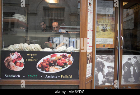 Sandwich e falafel shop nel Marais Quartiere ebraico parigi francia Foto Stock