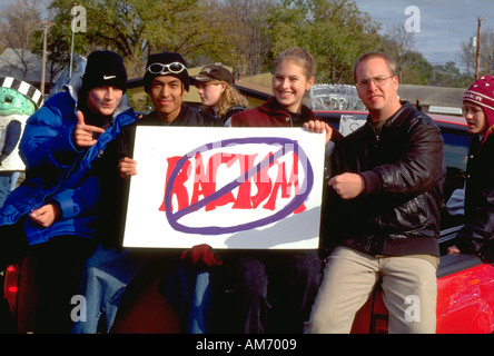 Amici con antirazzismo segno a Anoka festa di Halloween età 19. Anoka Minnesota USA Foto Stock