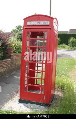 Un fracassato e soggetto ad atti vandalici telefono rosso scatola su un consiglio estate in Highworth Wiltshire Foto Stock