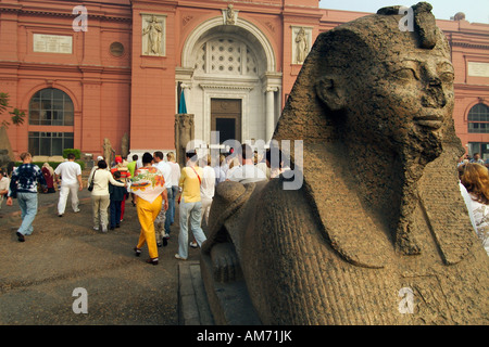 Sphinx nel cortile del Museo delle Antichità Egizie al Cairo, Egitto Foto Stock