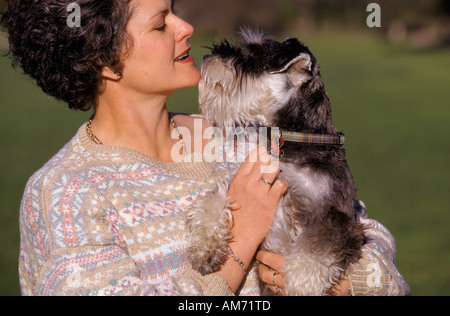 Proprietario con miniatura Schnauzer cane, Australia Foto Stock