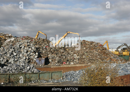 Uno dei più grandi cantieri di scarto nel paese a Swindon, grandi gru sollevare le balle di metallo dalla rottamazione auto e buon bianco Foto Stock