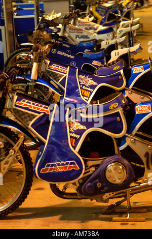 Corsa biciclette nel paddock prima di Speedway Grand Prix a Cardiff il Millennium Stadium Foto Stock