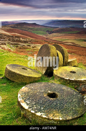 Macine abbandonate al di sotto del bordo Stanage presso Sunrise, vicino a Hathersage, Parco Nazionale di Peak District, Derbyshire, England, Regno Unito Foto Stock