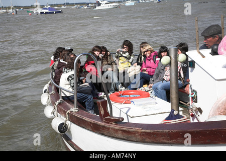 Passeggeri a piedi Bawdsey traghetto a Felixstowe Ferry sul fiume Deben Suffolk in Inghilterra Foto Stock