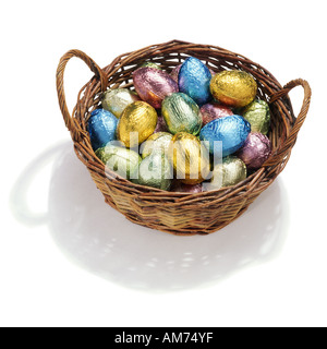 Un cestello di foglio ricoperto di uova di cioccolato Foto Stock