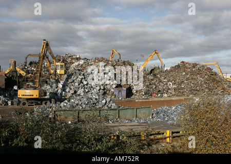 Uno dei più grandi cantieri di scarto nel paese a Swindon, grandi gru sollevare le balle di metallo dalla rottamazione auto e buon bianco Foto Stock