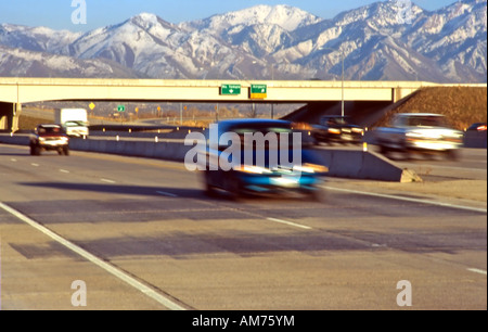 Nel tardo pomeriggio, ho catturato i veicoli il pendolarismo a casa dopo il lavoro lungo la Interstate 80, vicino al centro cittadino di Salt Lake City, Utah, Stati Uniti d'America. Foto Stock