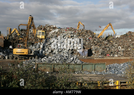 Uno dei più grandi cantieri di scarto nel paese a Swindon, grandi gru sollevare le balle di metallo dalla rottamazione auto e buon bianco Foto Stock