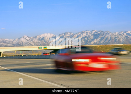 Nel tardo pomeriggio, ho catturato i veicoli il pendolarismo a casa dopo il lavoro lungo la Interstate 80, vicino al centro cittadino di Salt Lake City, Utah, Stati Uniti d'America. Foto Stock