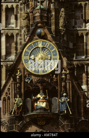 Orologio della Frauenkirche (Chiesa di Nostra Signora) a Norimberga, Baviera, Germania Foto Stock