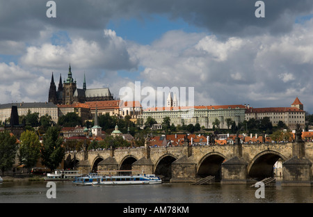 Il Ponte Carlo con la Moldava e il Castello di Praga, Hradschin, Praga, Repubblica Ceca Foto Stock