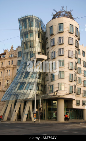 La Casa danzante "Ginger e Fred" di Frank Gehry, Praga, Repubblica Ceca Foto Stock
