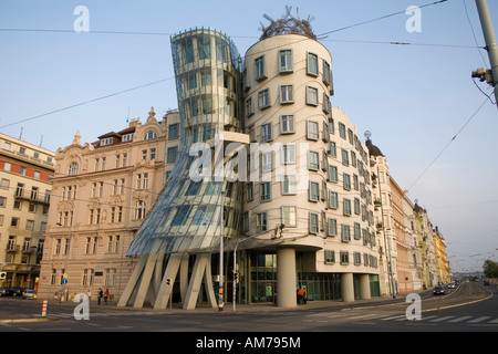 La Casa danzante "Ginger e Fred" di Frank Gehry, Praga, Repubblica Ceca Foto Stock