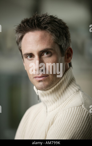 Uomo in maglione Foto Stock