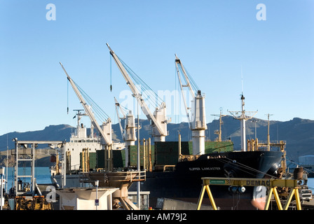 Nave da carico ormeggiata nel porto storico di Lyttelton Nuova Zelanda Foto Stock