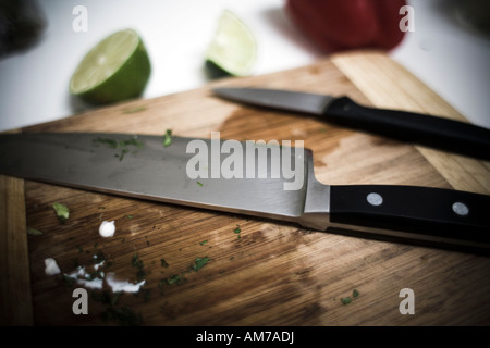 Cucina tagliere e coltelli Foto Stock
