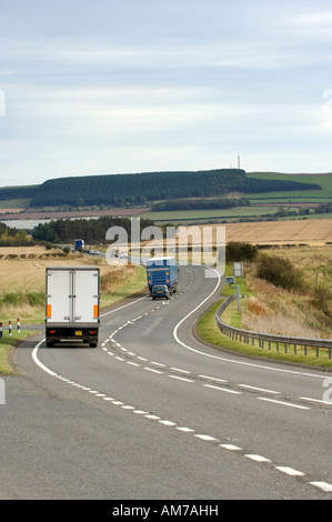 Automobili e camion che viaggiano lungo la A1 strada in Scozia Foto Stock
