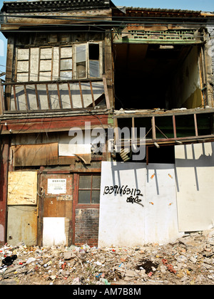 Un tradizionale cortile residence a Beijing in Cina si erge in mezzo alle macerie aspettando il suo turno di essere demolito Foto Stock