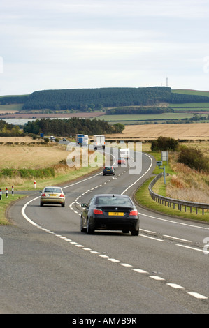 Automobili e camion che viaggiano lungo la A1 strada in Scozia Foto Stock
