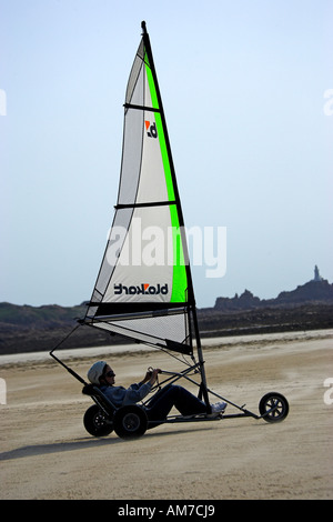 Jersey ,Isole del Canale della Manica UK su cinque Mile Beach di St Ouen di spiagge landyacht Blo Karting La Corbiere Lighthouse Foto Stock