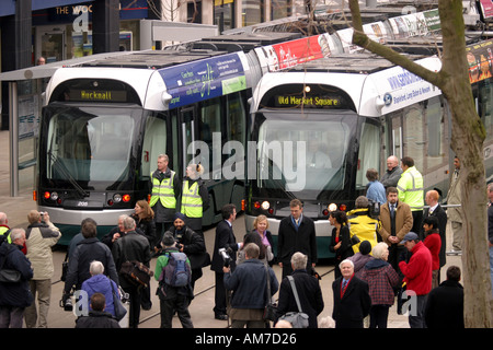 Lancio di Nottingham Express Transit folla in piazza del mercato di Nottingham venite a vedere il nuovo tram un evento speciale a cel Foto Stock