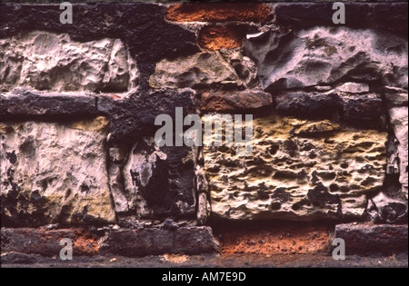 Circa la trama di mattoni in decadimento buona per gli sfondi, abstract Foto Stock