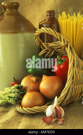 Still Life di cibo con pietre antiche vasi su un sfondo di Hesse. Foto Stock